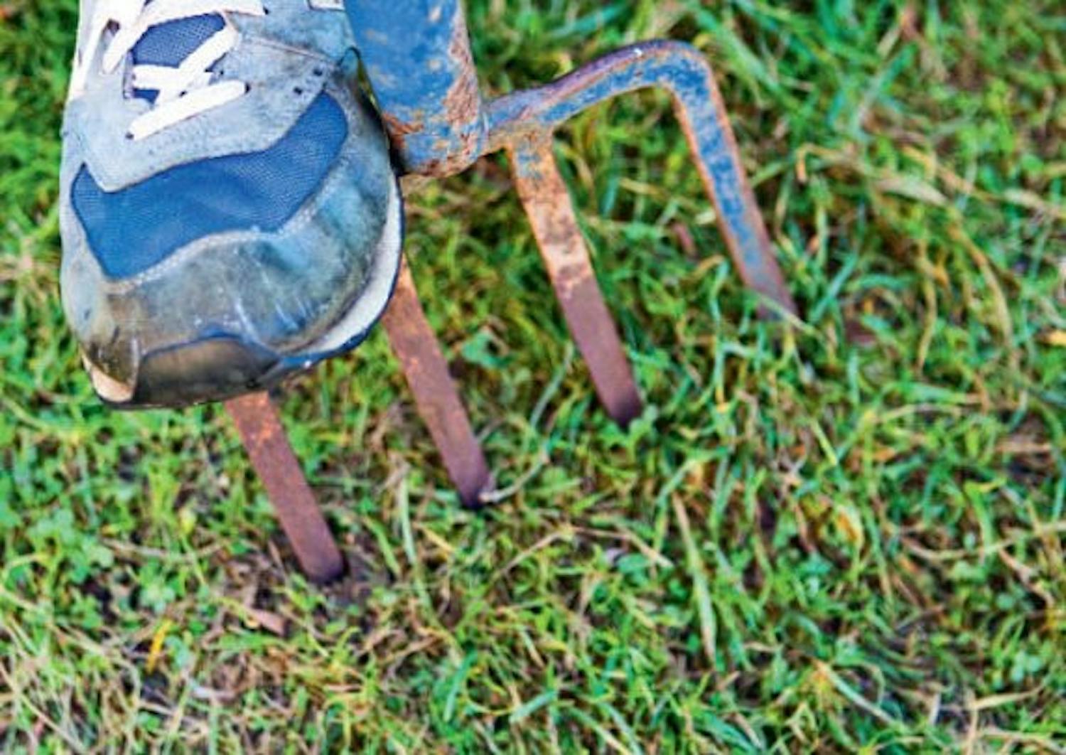 Dränera gräsmatta med grep Dränering gräsmatta med grep